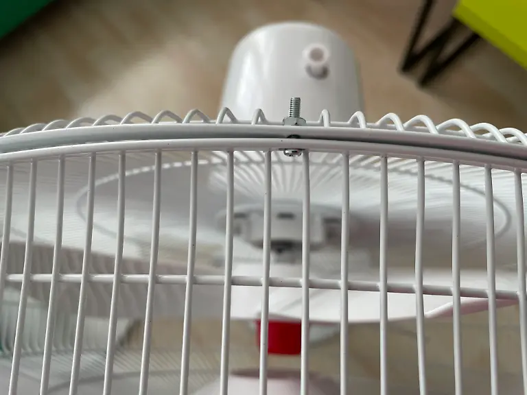 Standventilatoren Test Honeywell Detail Schraube.jpg